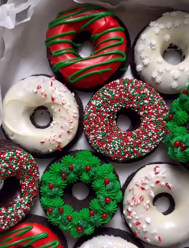 Donuts com coberturas de Natal