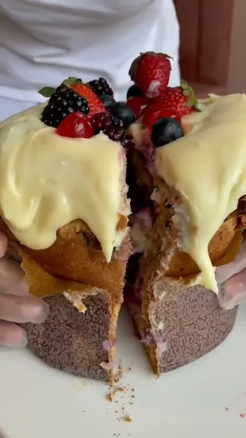 Panetone artesanal com frutas vermelhas